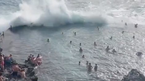Impresionantes olas arrastran a varias personas en piscina natural de Tenerife