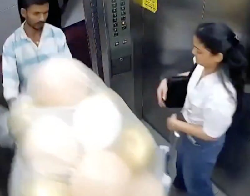 Video muestra pánico y llamas en ascensor por globos explosivos.