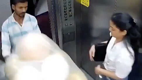 Video muestra pánico y llamas en ascensor por globos explosivos.