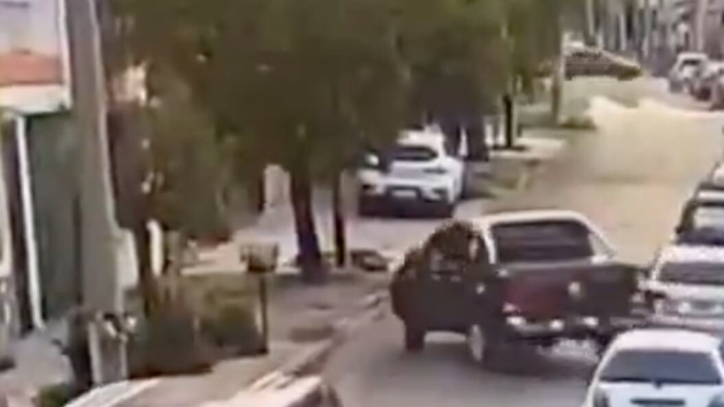 Hombre persigue, atropella y mata a dos ladrones