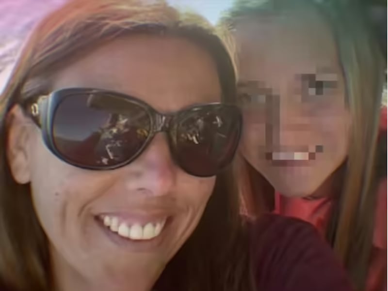 Madre creó un perfil falso en redes sociales para acosar a su hija de 14 años: Los espeluznantes mensajes