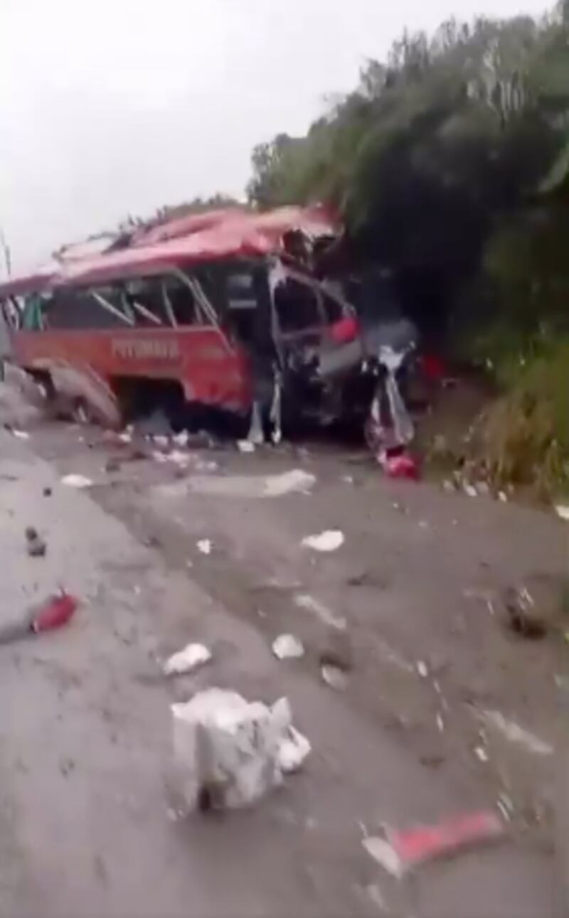 Un bus interprovincial quedó con su eje delantero desprendido tras un violento choque con un tráiler en la vía Papallacta-Quito.