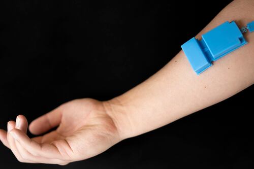 Este gadget monitorea la actividad muscular y funciona como interfaz hombre-máquina