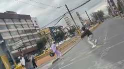 Limpiaparabrisas se enfrentan con machete en plena área comercial de Quito