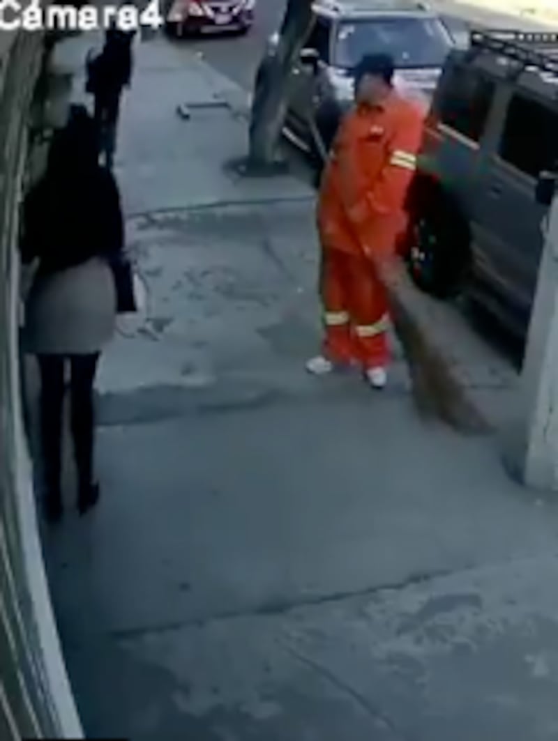 Ladrones disfrazados de barrenderos roban en CDMX y maniatan a mujer.