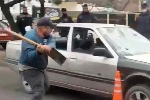 Hombre fuera de control destruye su auto a “palazos” tras no lograr evitar control policial