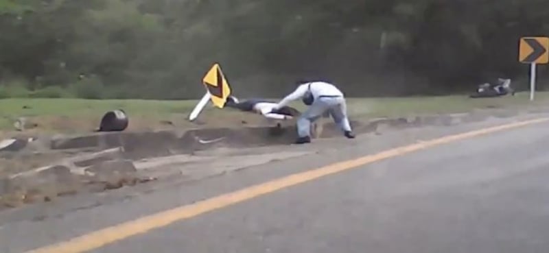 Captura del momento en que la motocicleta pierde el control en la vía Cúcuta–Pamplona.