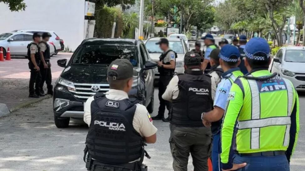 Policías habrían pedido dinero a una mujer para no ingresar su carro a los patios de la PJ