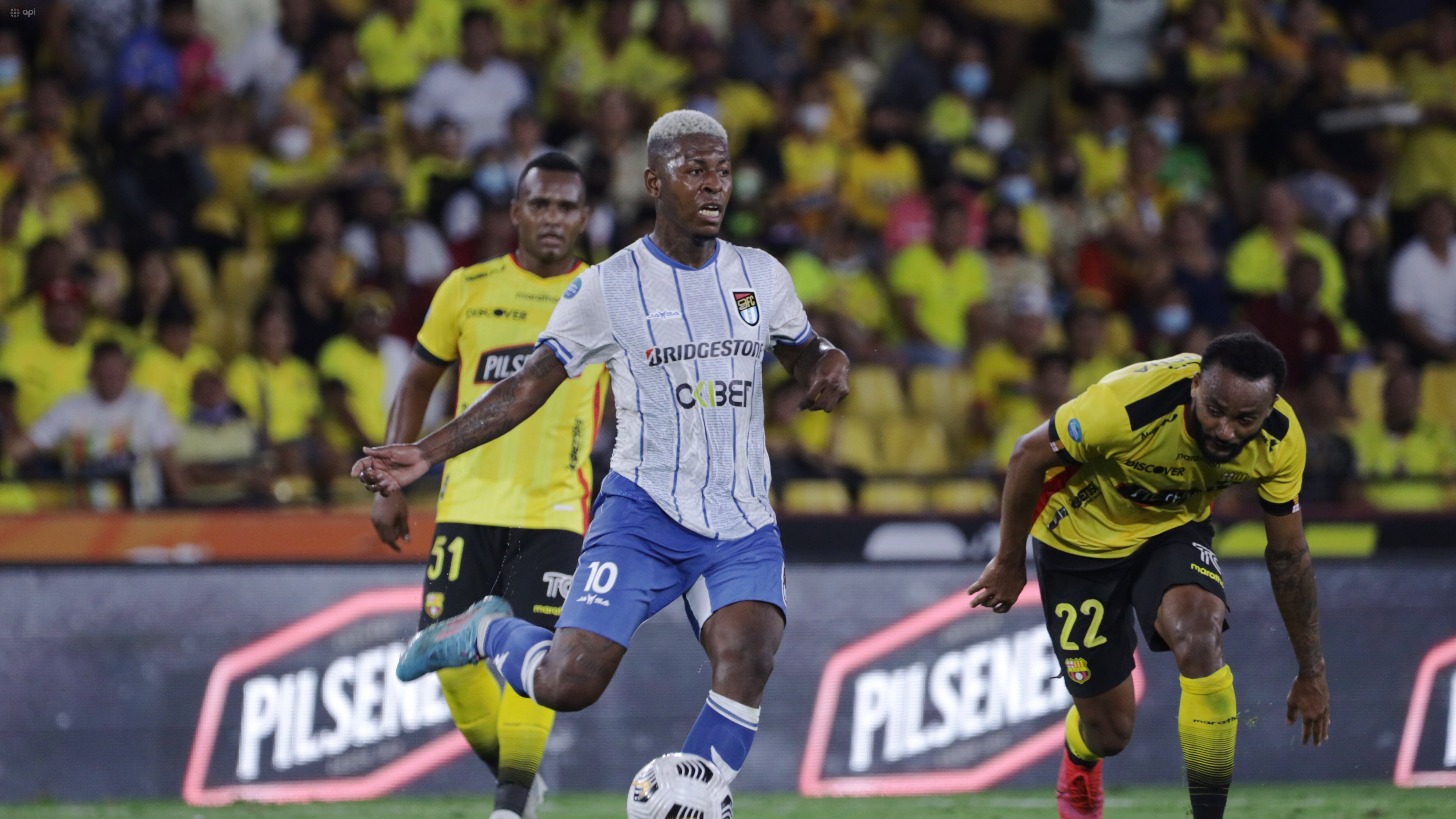 Gabriel Cortez ante sus ex compañeros en el Monumental de Guayaquil