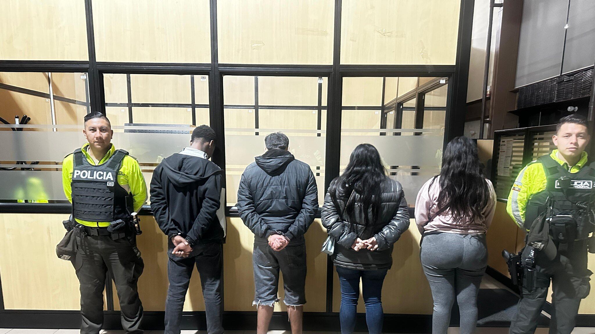 A sospechosos de robo en Quito les hallaron un revólver, un machete y hasta pasamontañas