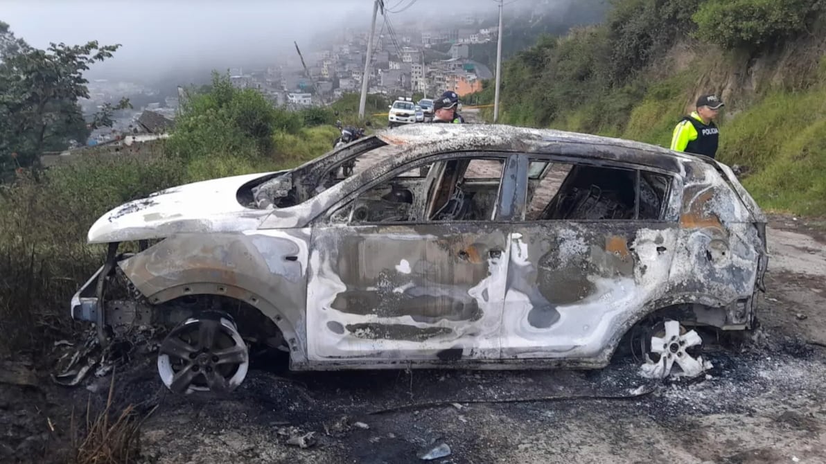 Persona calcinada en vehículo al norte de Quito.