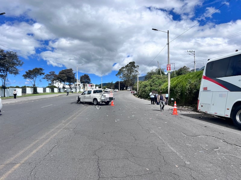 Choque entre bus y camioneta dejó dos personas heridas en Santa Rosa de Cutuglagua, sur de Quito - Fuente: ECU 911
