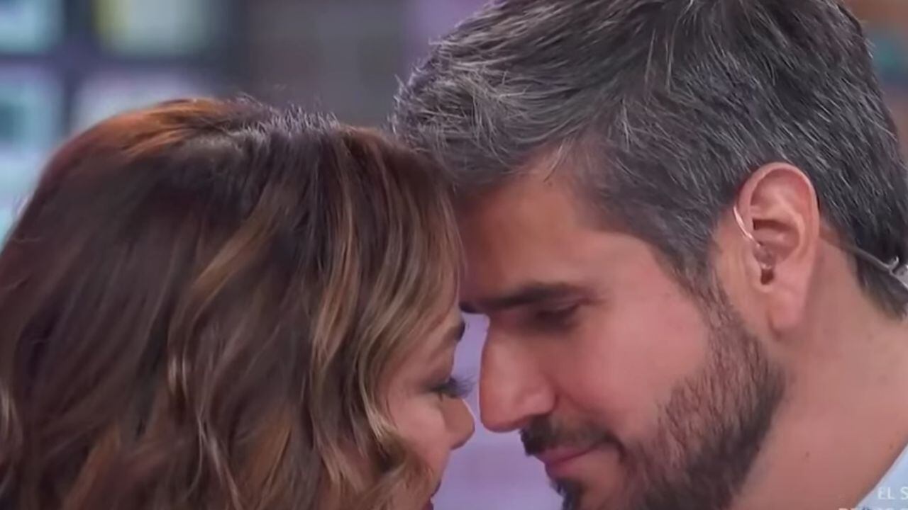 Adamari López cumple reto y besa a Daniel Arenas durante programa