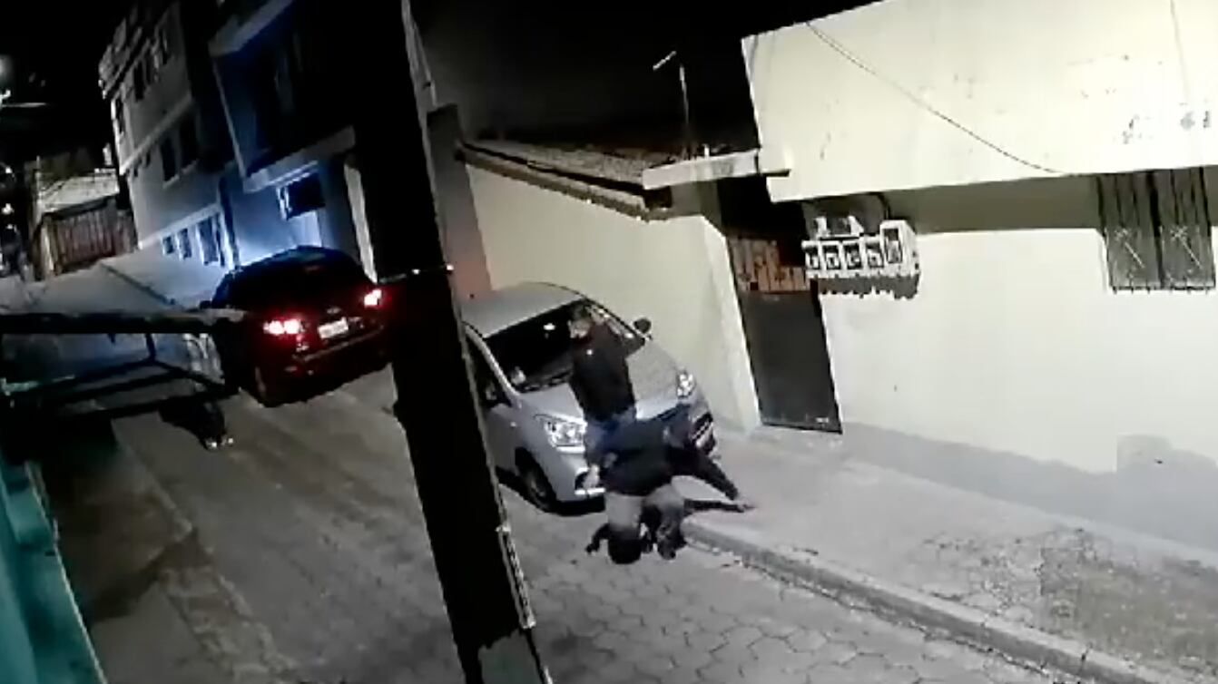 Delincuentes intentaron robar un vehículo en el sur de Quito (VIDEO)