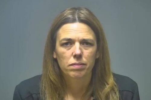 Madre creó un perfil falso en redes sociales para acosar a su hija de 14 años: Los espeluznantes mensajes