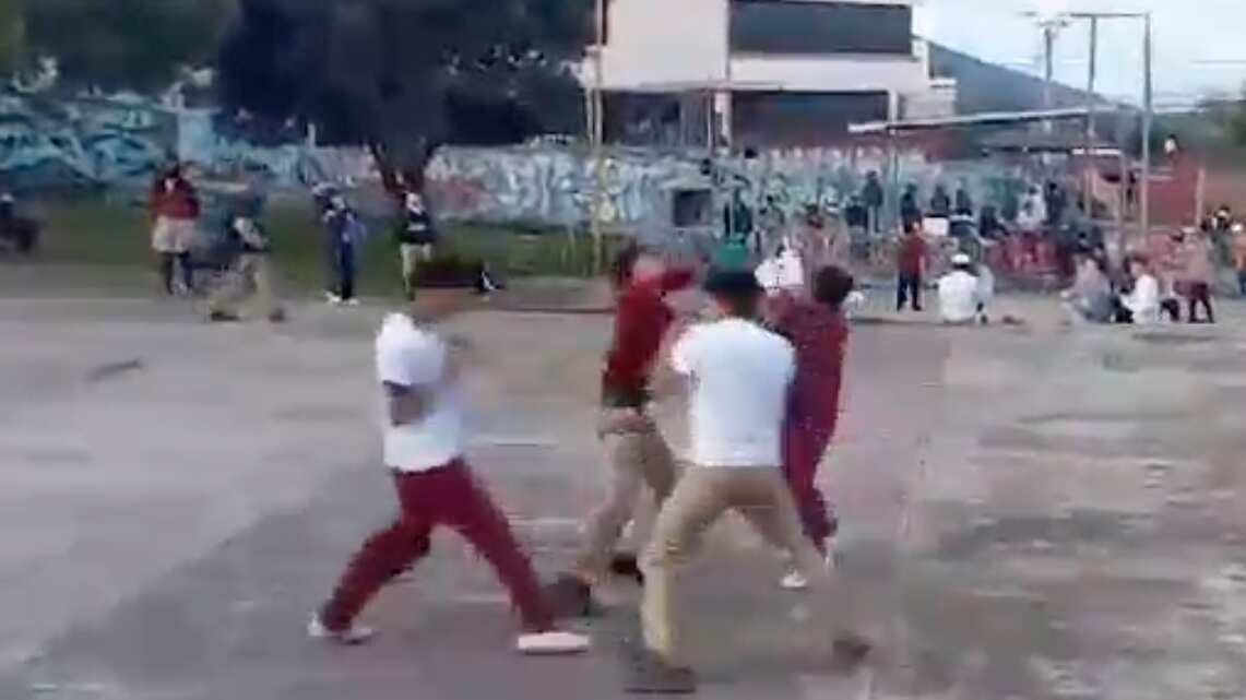 Estudiantes de un colegio del norte de Quito intercambiaron golpes en plena zona pública.