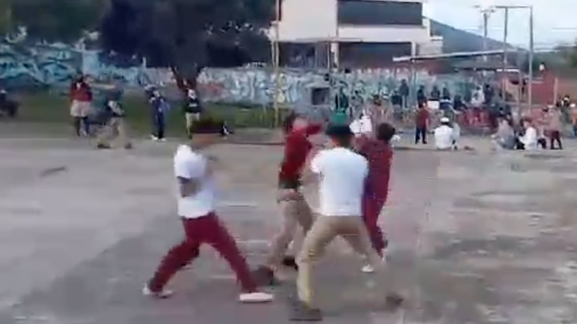 Estudiantes de un colegio del norte de Quito intercambiaron golpes en plena zona pública.