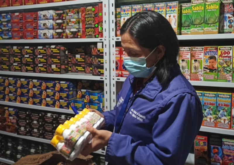 Autoridades retiraron del mercado más de 100.000 productos irregulares, entre cosméticos, esotéricos y naturales, ingresados presuntamente desde Perú sin notificación sanitaria