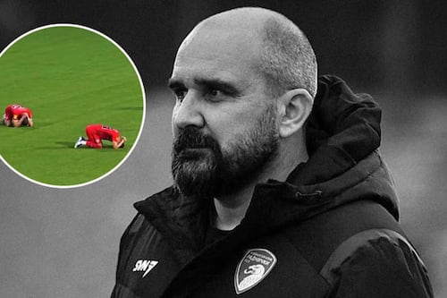 (VIDEO) Un entrenador muere de un infarto en pleno partido