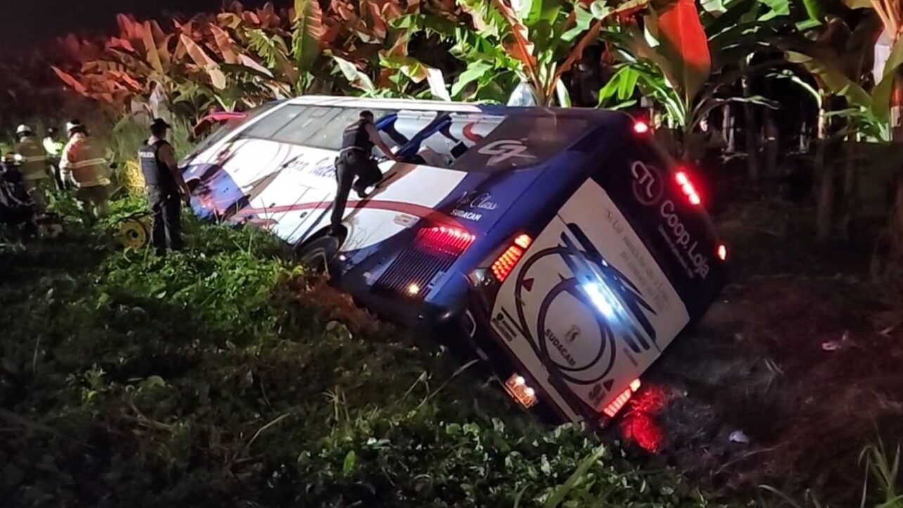 Cuatro fallecidos y 22 heridos en volcamiento de bus en la vía Machala - Santa Rosa