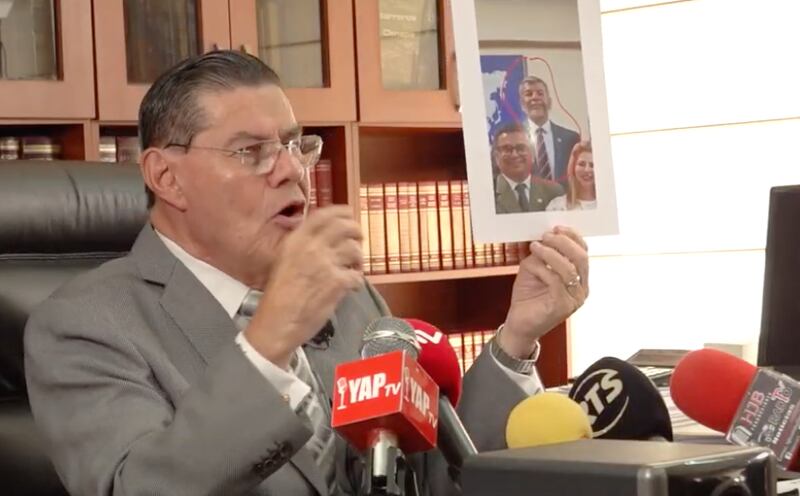 Dr. Fernando Rosero muestra la foto de Edgar Sánchez, director de Colegio SEK
