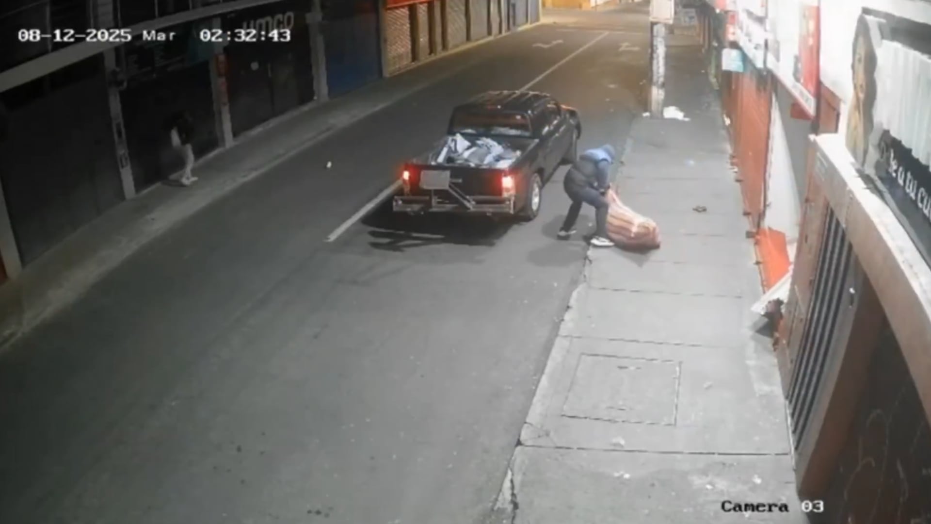 Padre e hijo robaban locales comerciales con una camioneta adaptada para forzar puertas en Quito