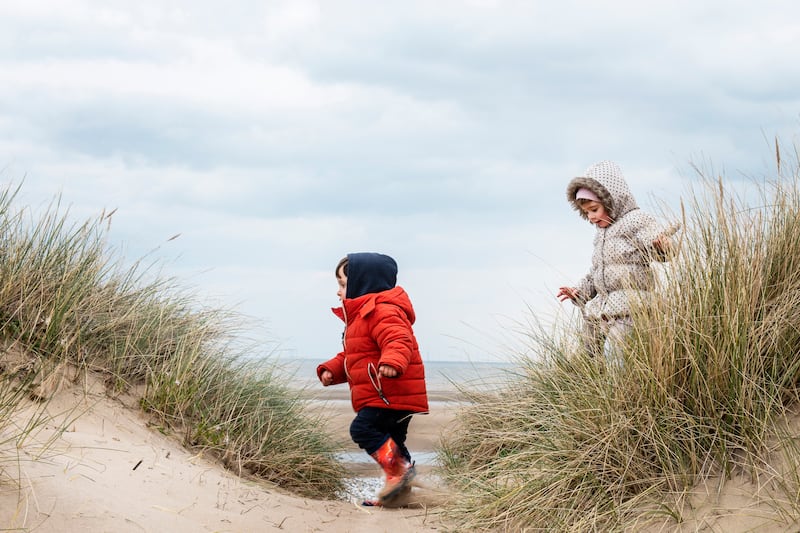 De verano a invierno: el cambio de clima y la importancia del uso de ropa adecuada en los niños
