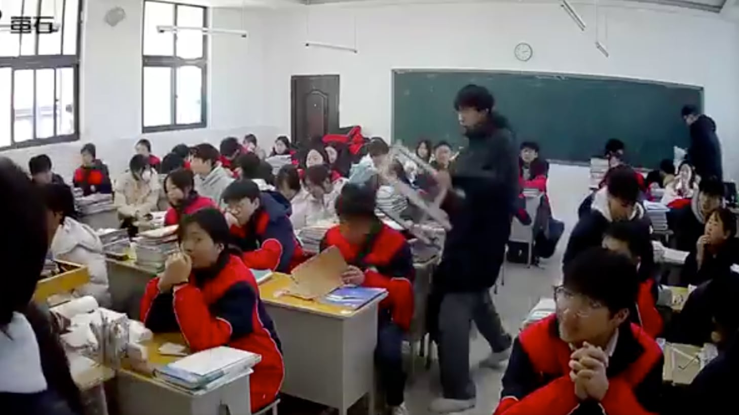 Alumno agrede brutalmente a su compañero con una silla dentro de un aula