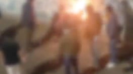 Captan agresión y quema de presunto delincuente tras robo de un taxi al sur de Quito - Fuente: Video de X