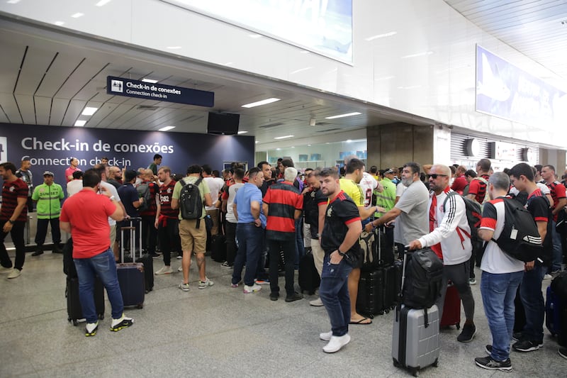 Cientos de hinchas de Flamengo que compraron paquetes para ver la final de la Libertadores