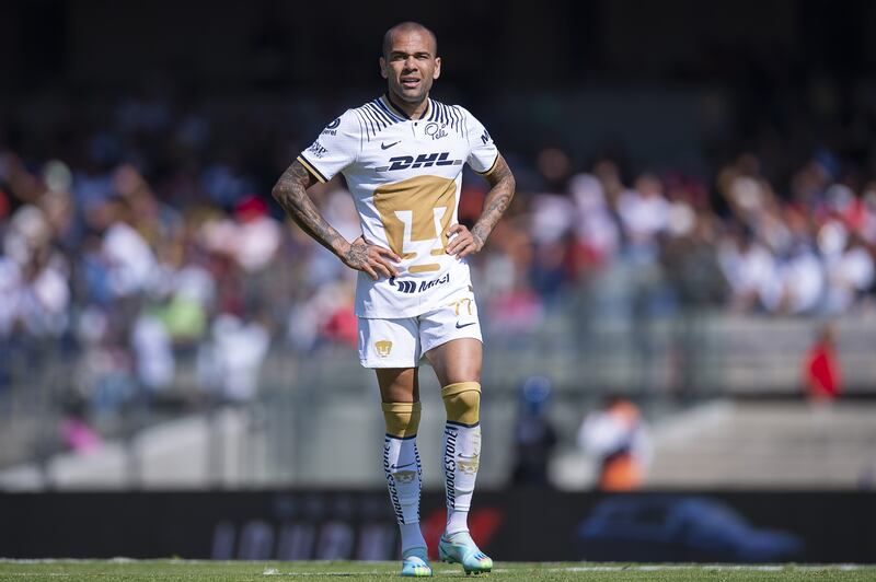 Dani Alves aún tiene contrato vigente con Pumas.