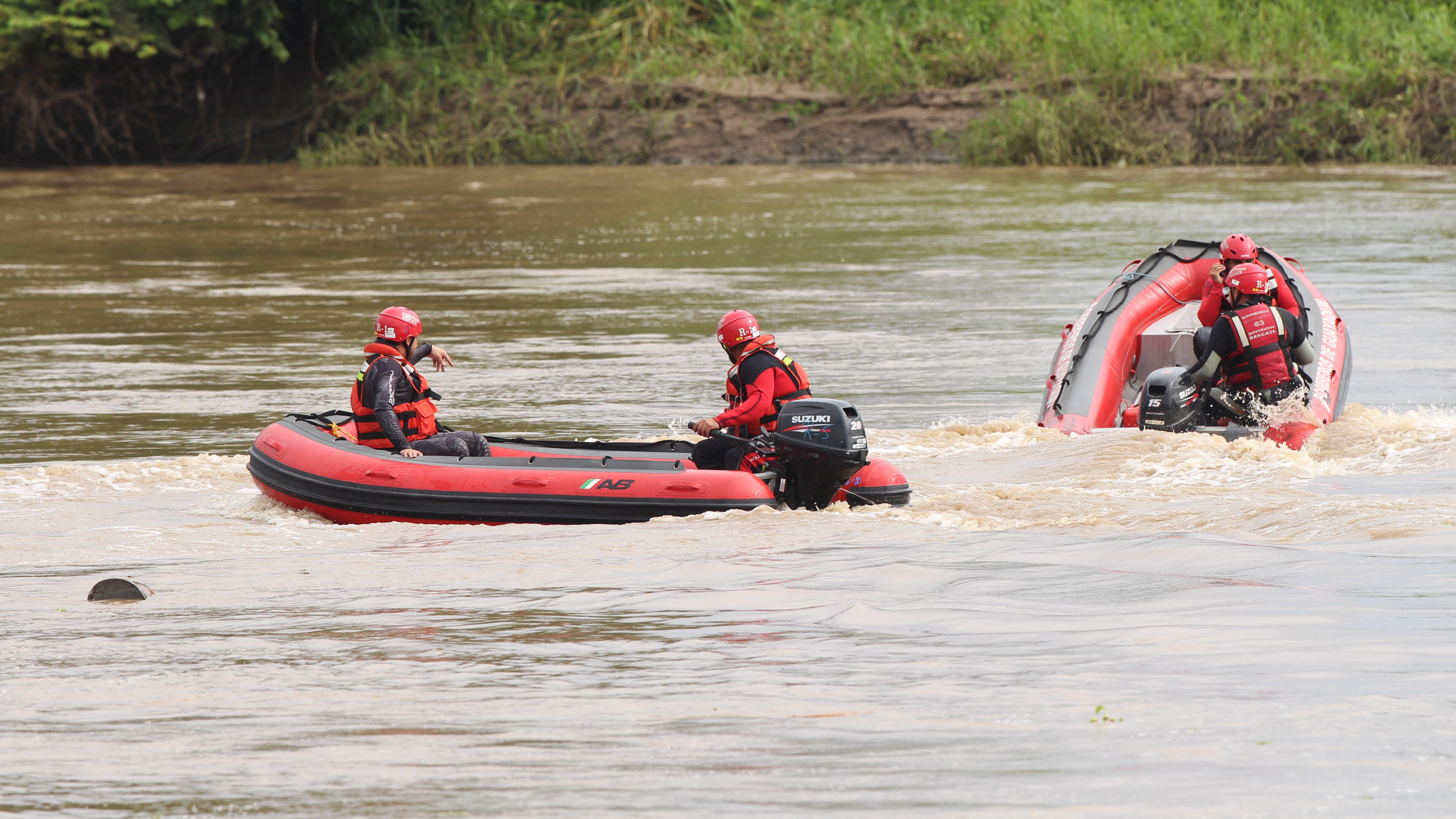El Cuerpo de Bomberos de Daule, en coordinación con equipos de Guayaquil, Colimes y Balzar, continúa con las labores de búsqueda y rescate en la zona afectada.