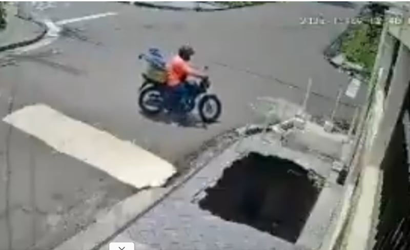 Un estudiante cae en un socavón en Manaos mientras caminaba hacia la escuela; fue auxiliado por transeúntes.