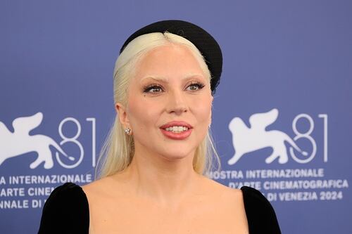 Lady Gaga presumió su anillo de compromiso, pero este enorme detalle dejó con la boca abierta a las redes