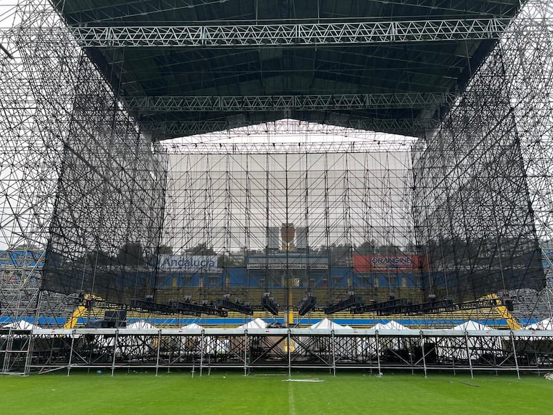 Montaje de escenario para Masters of Rock