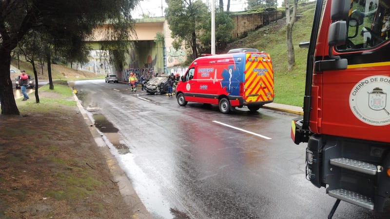 Vehículo cayó del paso elevado de la Eloy Alfaro, norte de Quito