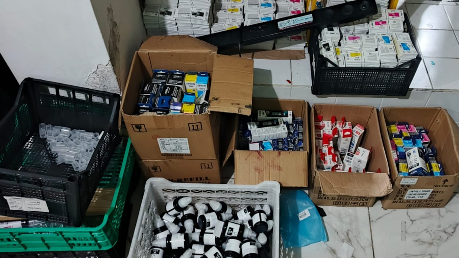 Desarticulan red que fabricaba tintas falsificadas de impresoras de marcas reconocidas en Quito. Foto: Policía Nacional
