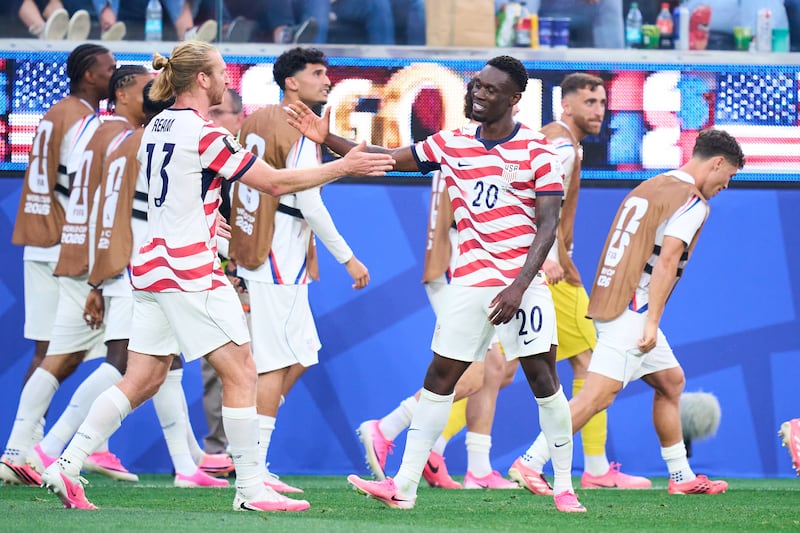 Estados Unidos consigue su primera victoria del torneo