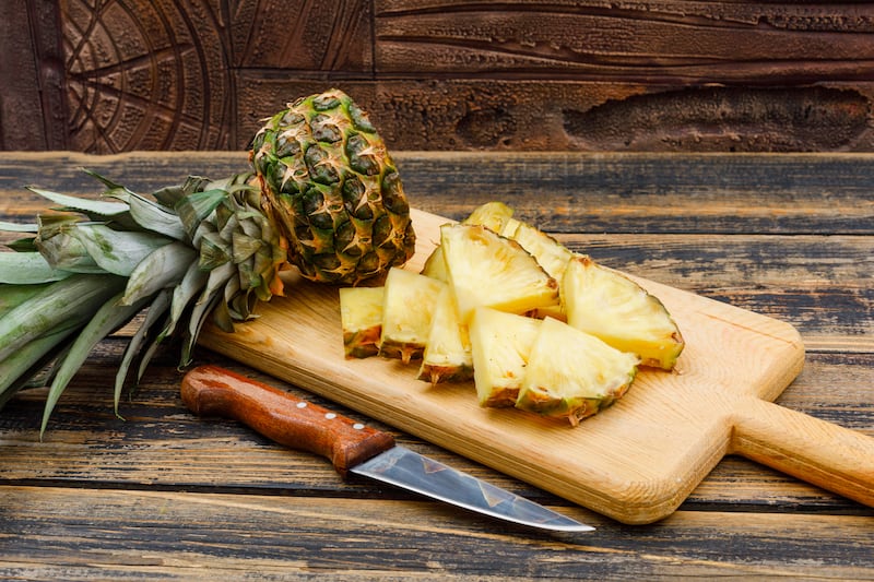 La piña ofrece muchos beneficios para la salud, como ayudar a bajar de peso, proteger de enfermedades cardiovasculares, promover la eliminación de líquidos y mejorar el sistema inmunológico, por ejemplo. Foto: Freepik.