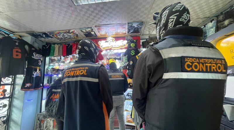 Cerca de 100 celulares fueron decomisados durante operativo en el Centro Comercial Montúfar de Quito