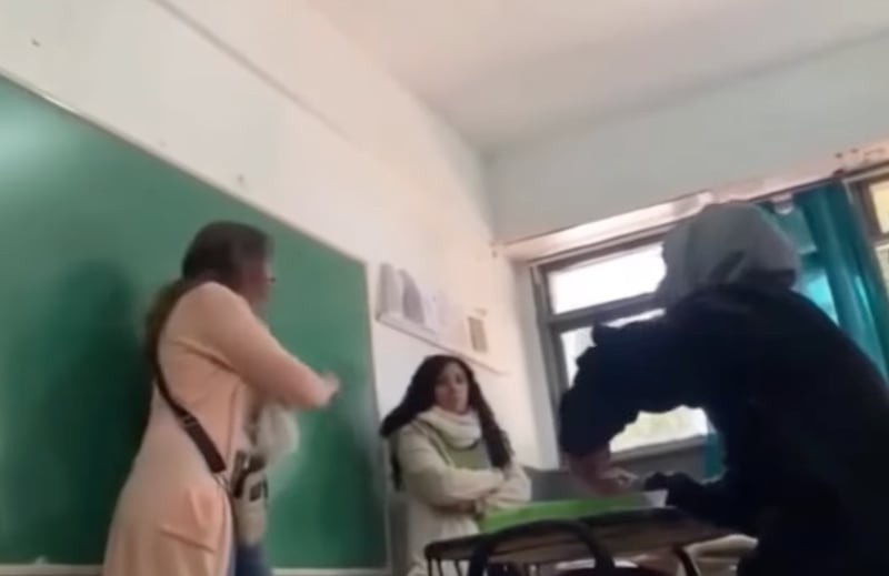 directora explota con alumnos en Río Negro
