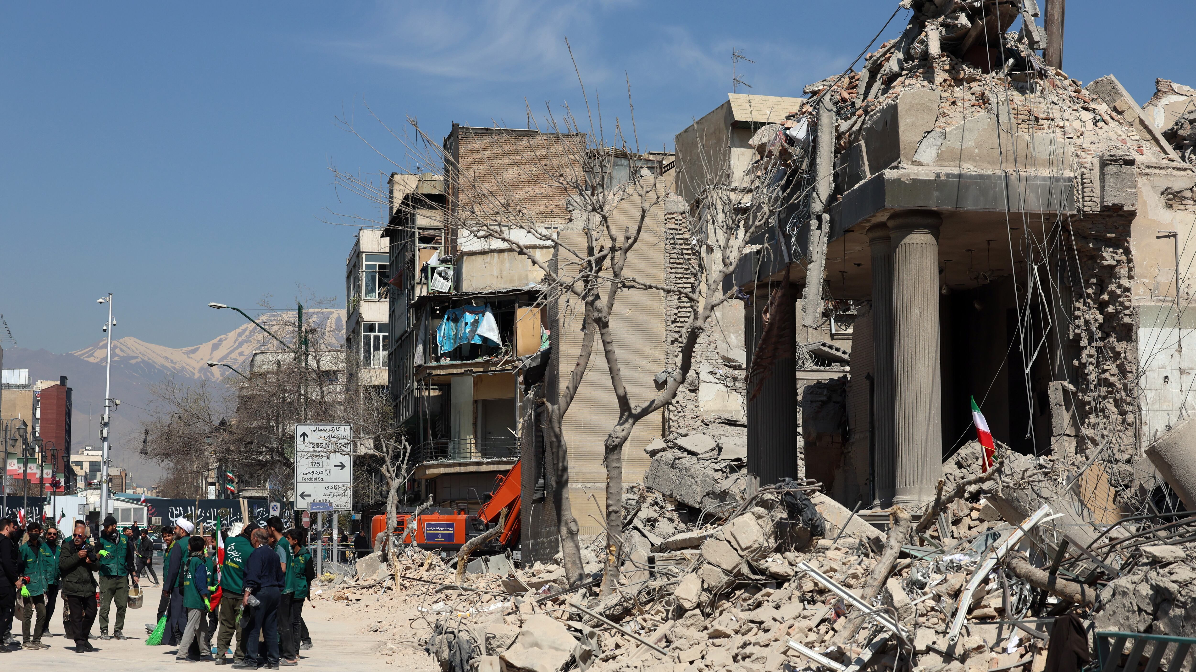 04/03/2026.- Iraníes se reúnen alrededor de la estación de policía dañada en el centro de Teherán, Irán, el 4 de marzo de 2026. Una operación militar conjunta israelí-estadounidense continúa atacando múltiples puntos de Irán desde la madrugada del 28 de febrero de 2026. (Teherán) EFE/EPA/ABEDIN TAHERKENAREH