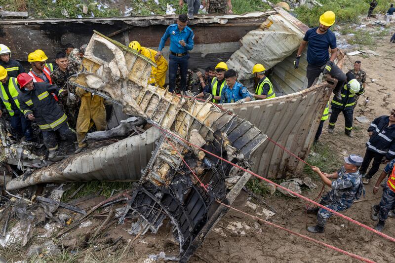 Avión con 19 personas a bordo se estrella en Nepal