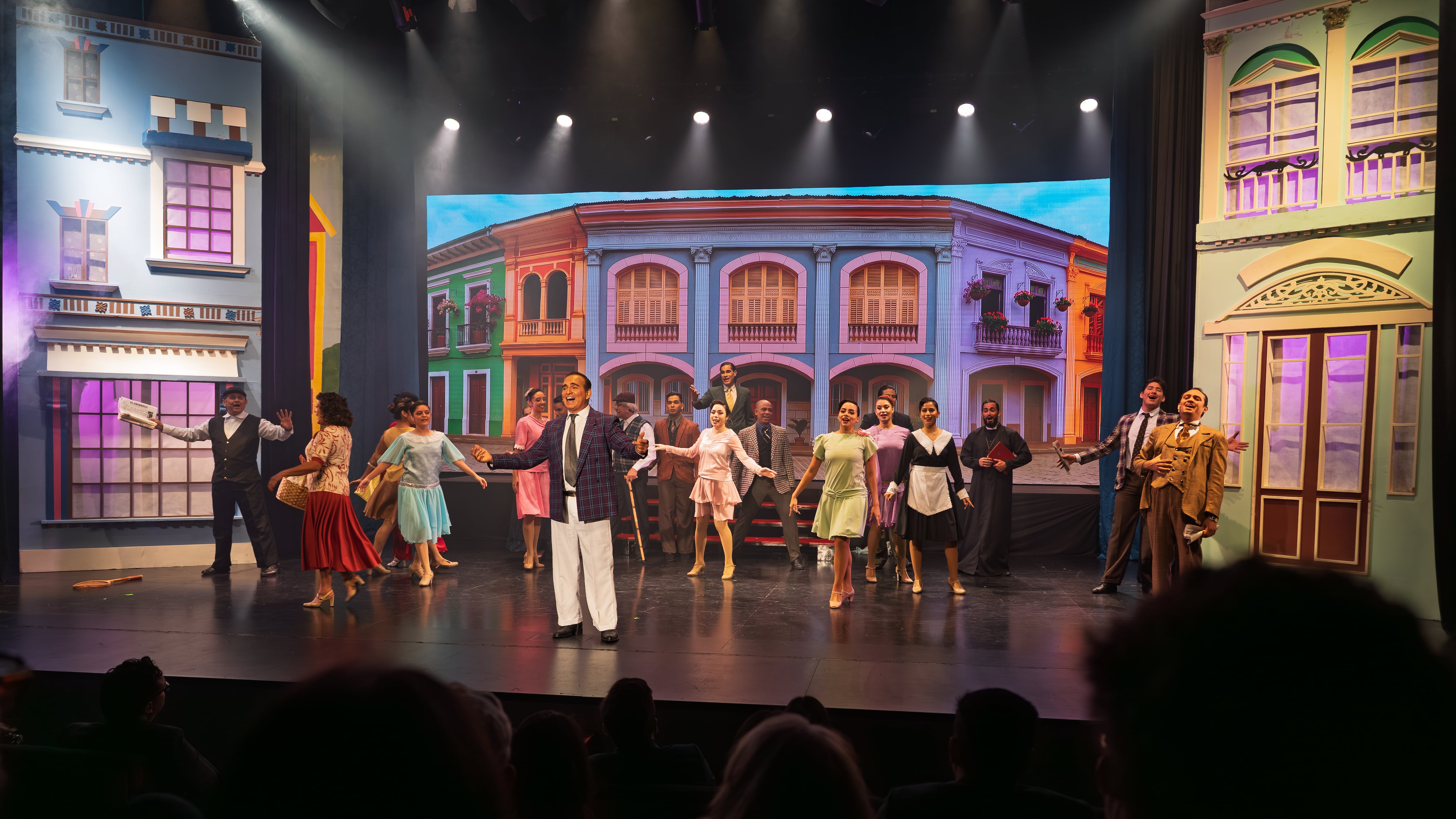 Elenco del musical durante la función de estreno en Quito.