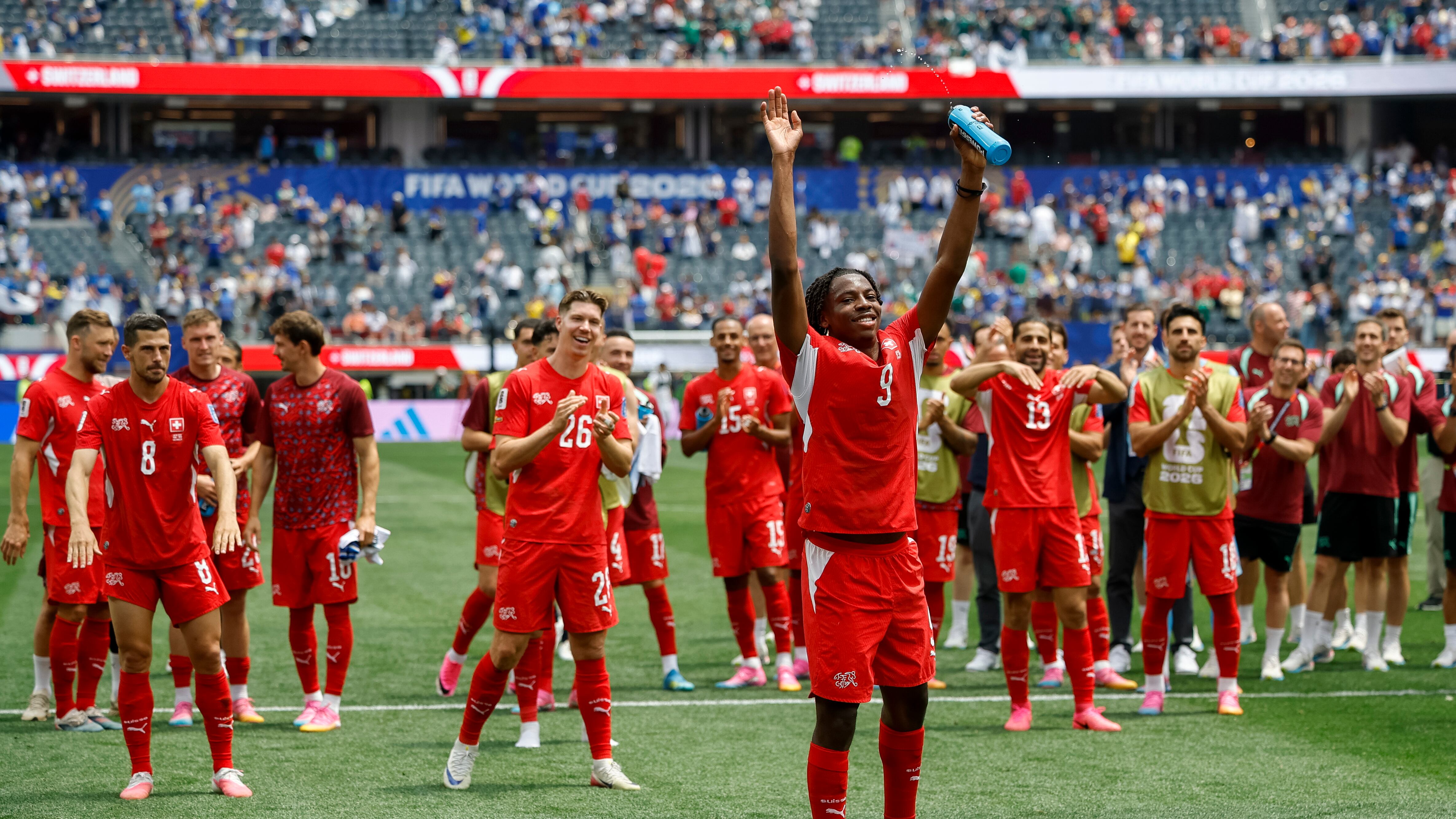 LOS ANGELES (United States), 18/06/2026.- Switzerland's Johan Manzambi (C) and teammaes celebrate their win with the fans after the FIFA World Cup 2026 group stage match Switzerland against Bosnia and Herzegovina, in Los Angeles, USA, 18 June 2026. (Bosnia-Herzegovina, Suiza) EFE/EPA/PETER KLAUNZER
