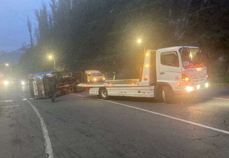 Accidente y árbol caído en Quito