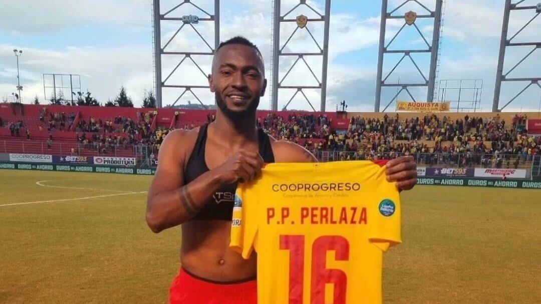 Pedro Pablo Perlaza con el Aucas