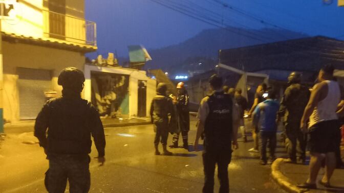 el momento en que una vivienda se derrumba debido a las fuertes lluvias en el cantón Echeandia.
