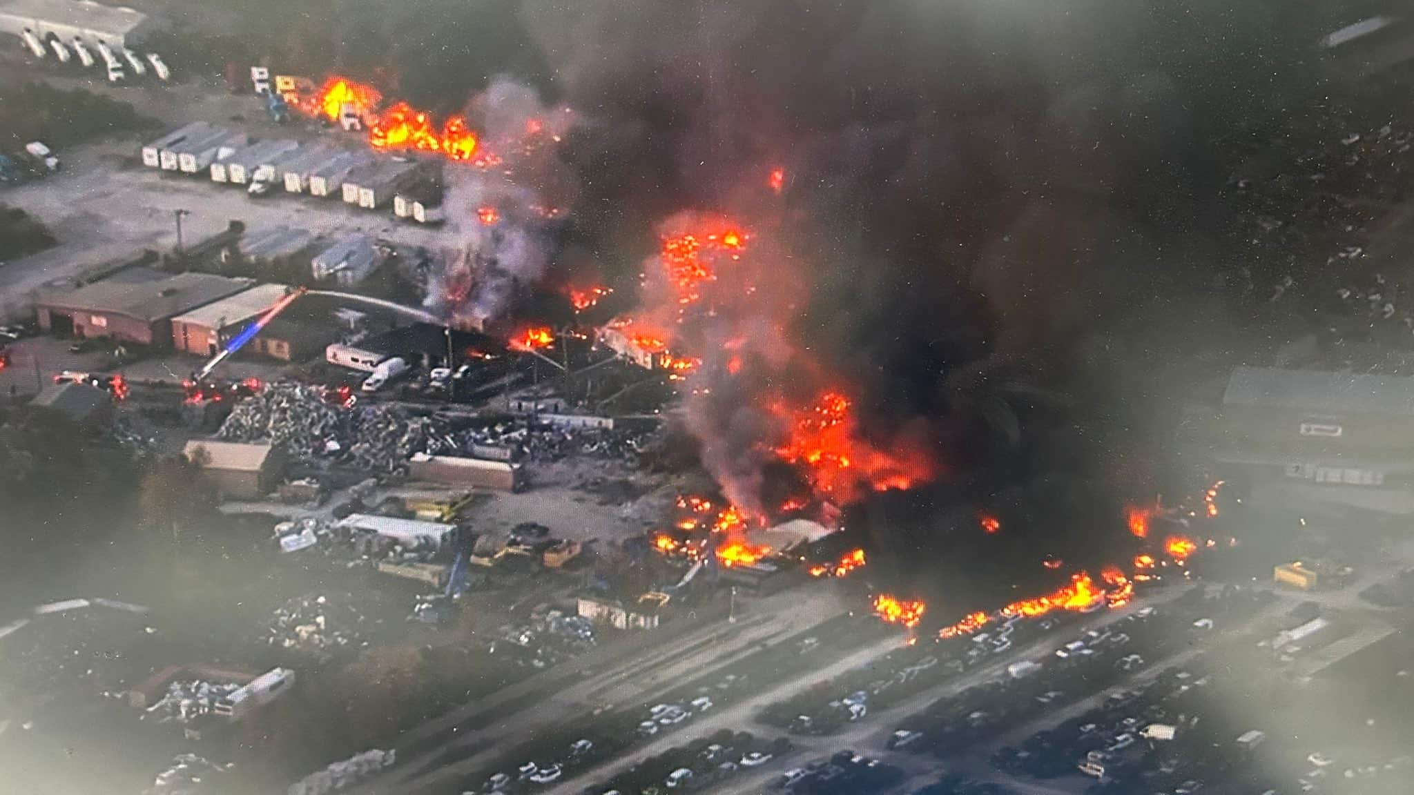 Nuevas imágenes muestran el momento en que el avión de UPS se estrelló cerca del aeropuerto de Louisville, provocando un incendio masivo.
