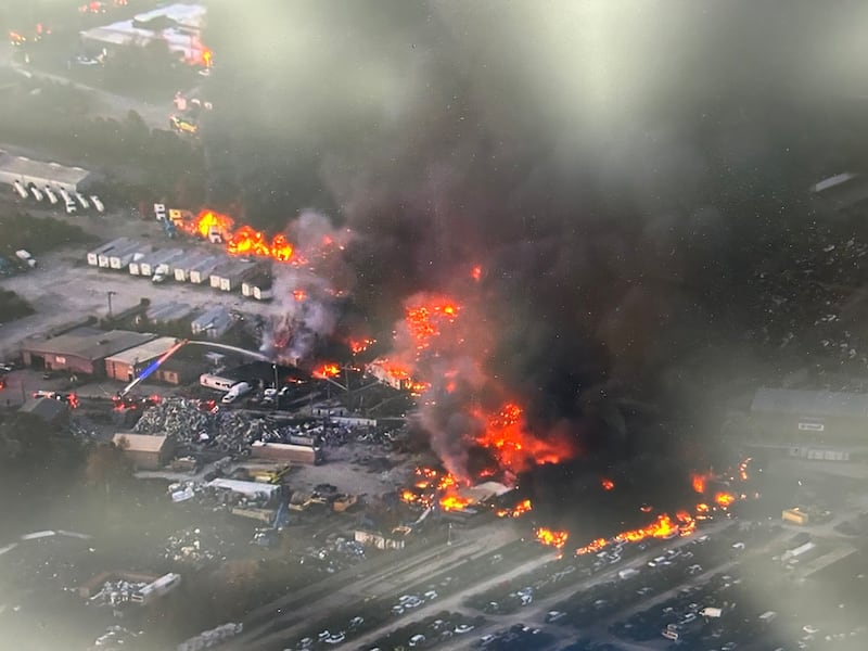 Nuevas imágenes muestran el momento en que el avión de UPS se estrelló cerca del aeropuerto de Louisville, provocando un incendio masivo.